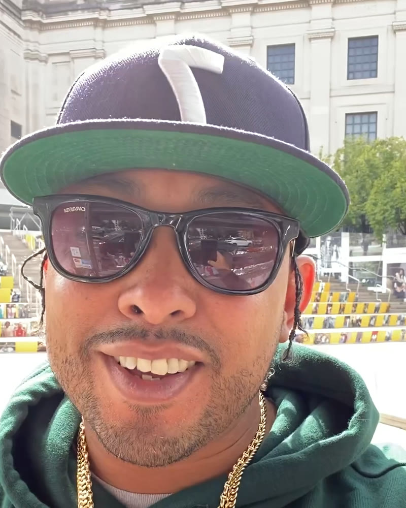 cyen$e in front of the Brooklyn Museum